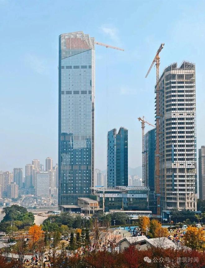 新葡京官网在线200米！重庆W酒店项目迎来重大节点：标志性“钻石皇冠”建筑幕墙基本完成！(图6)