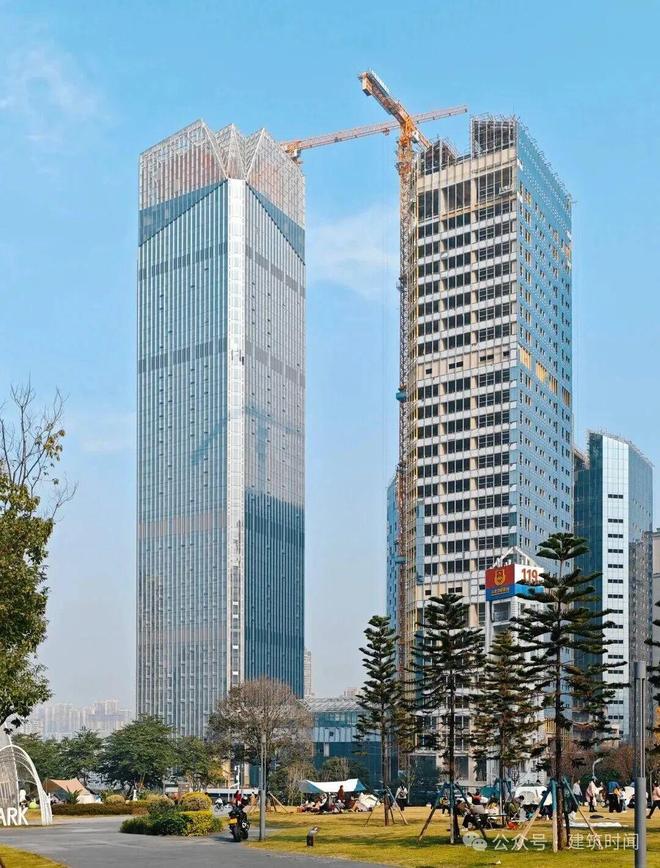 新葡京官网在线200米！重庆W酒店项目迎来重大节点：标志性“钻石皇冠”建筑幕墙基本完成！(图1)