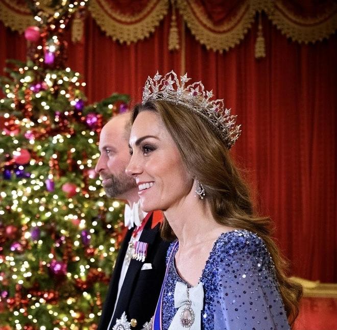 新葡京娱乐场app 除了珍珠泪凯特今年新戴2600颗钻石的东方王冠女王只戴过一次(图2)