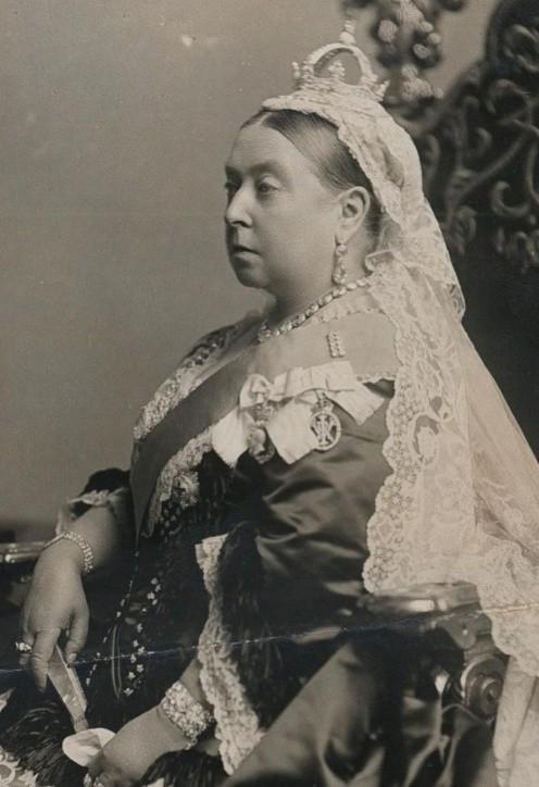 新葡京娱乐场app 除了珍珠泪凯特今年新戴2600颗钻石的东方王冠女王只戴过一次(图5)