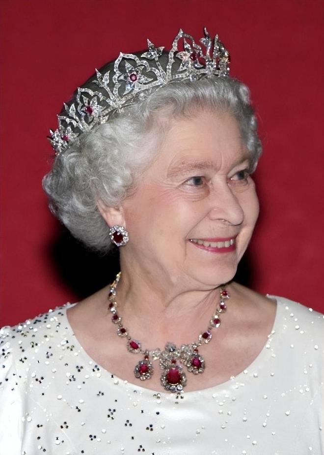 新葡京娱乐场app 除了珍珠泪凯特今年新戴2600颗钻石的东方王冠女王只戴过一次(图11)