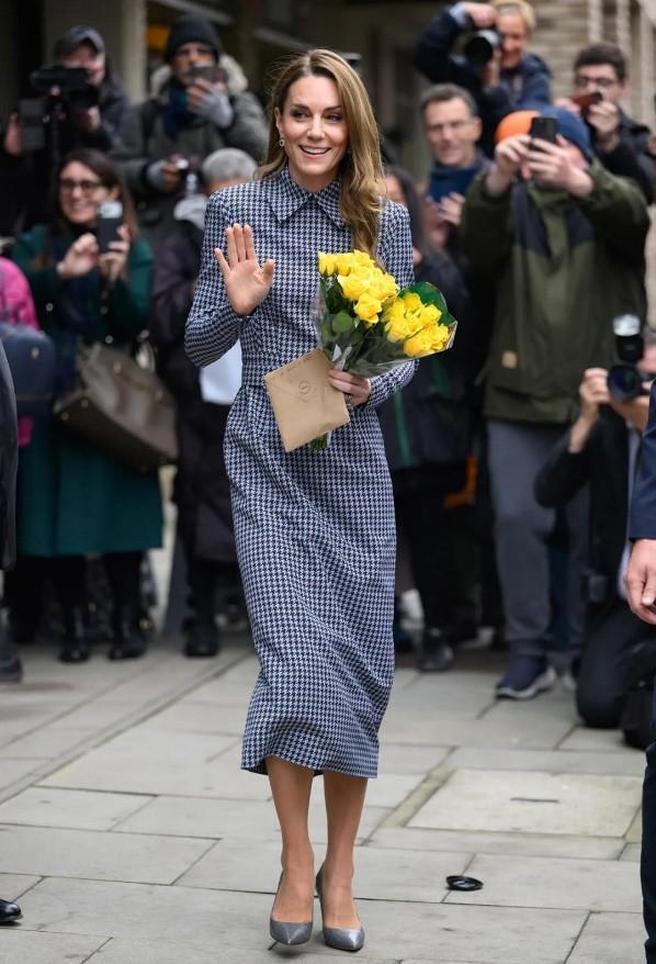 新葡京娱乐场app 除了珍珠泪凯特今年新戴2600颗钻石的东方王冠女王只戴过一次(图9)