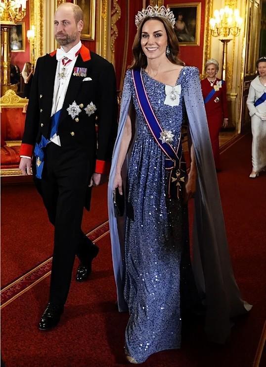 新葡京娱乐场app 除了珍珠泪凯特今年新戴2600颗钻石的东方王冠女王只戴过一次(图10)